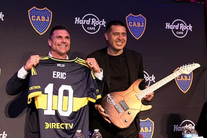 Eric Martino, presidente de la división Hard Rock Cafe, posa junto a Juan Román Riquelme, que sostiene la icónica guitarra que identifica a la marca estadounidense
