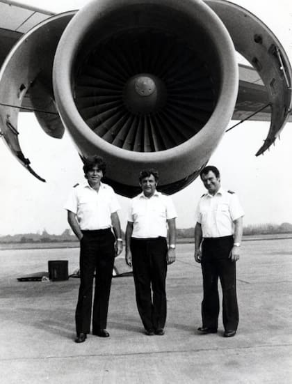 Eric Moody, en el centro, junto con el primer oficial Roger Greaves, a la izquierda, y el ingeniero Barry Townley-Freeman intentaron reiniciar los motores mientras el avión perdía altura