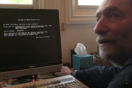 Eric Roth muestra la computadora con Windows XP y Movie Master, un programa de 30 años de antigüedad que solo funciona en DOS