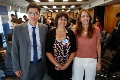 Érica Borda acompañada por los funcionarios de la Defensoría General de La Nación que llevaron adelante su caso para lograr sentencia contra la discriminación laboral