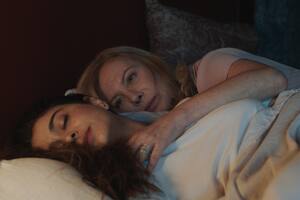 Érica Rivas y Cecilia Roth en El prófugo, de Natalia Meta