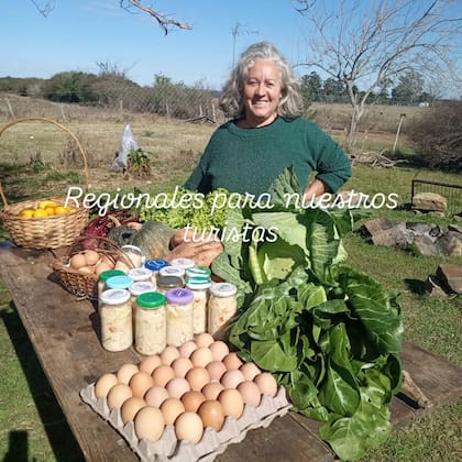 Erica vende mercadería para sobrevivir