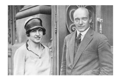 Erich Kleiber y su esposa, la norteamericana Ruth Goodrich, en la puerta del Colón