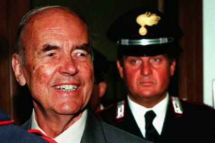 Erich Priebke nunca se arrepintió de los crímenes cometidos y siempre señaló que él solo cumplía órdenes (AP Photo/Plinio Lepri)