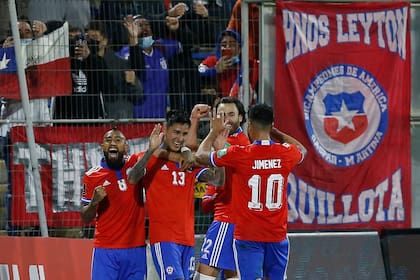 Erick Pulgar festeja el primero de sus dos goles durante el partido de eliminatorias de la Copa del Mundo Qatar 2022 que Chile superó a Venezuela 3-0
