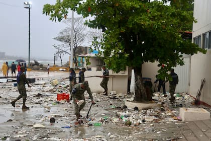 Erick se debilita luego de tocar tierra en el sur de México como huracán de categoría 3