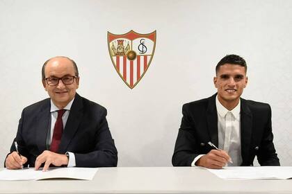 Erik Lamela firma el contrato con Sevilla en presencia del presidente José Castro