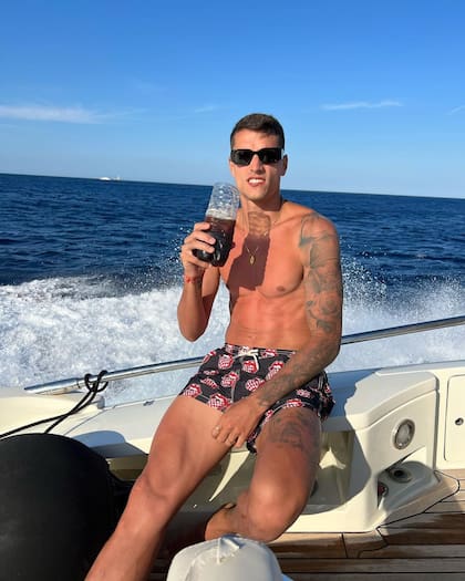 Erik Lamela tomando fernet en el lujoso yate