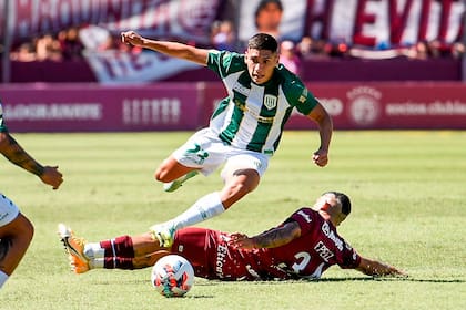 Erik López deja en el camino a Facundo Pérez, volante de Lanús; Banfield ganó muy bien como visitante