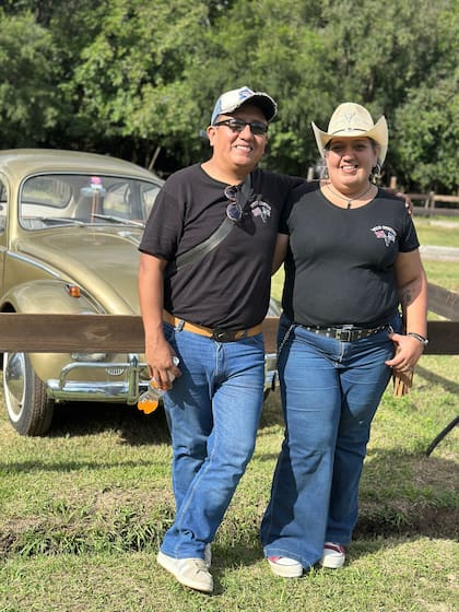 Erik Salcedo y su esposa Gisele, en un festival de música country