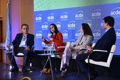 Erika Bienek, directora de Relaciones con la Comunidad de Grupo Techint; Claudia Boeri, presidente de SAP Latinoamérica Región Sur y Adolfo Navajas Fournier, director de Establecimiento Las Marías