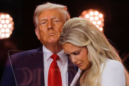 Erika Kirk, esposa de Charlie Kirk y nueva directora ejecutiva de Turning Point USA, junto al presidente estadounidense Donald Trump durante un acto conmemorativo en el State Farm Stadium, en Glendale, Arizona