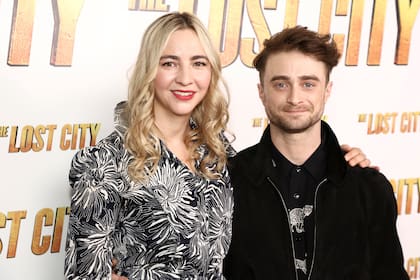 Erin Darke y Daniel Radcliffe durante el estreno de una película