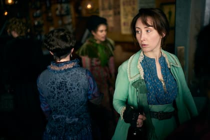 Erin Doherty interpreta a Mary Carr en Mil Golpes, la serie de Disney+.
