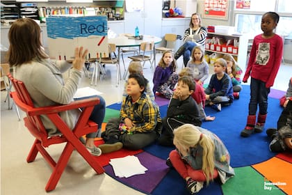 Erin Vogel lee la historia de Red frente a sus alumnos de segundo grado