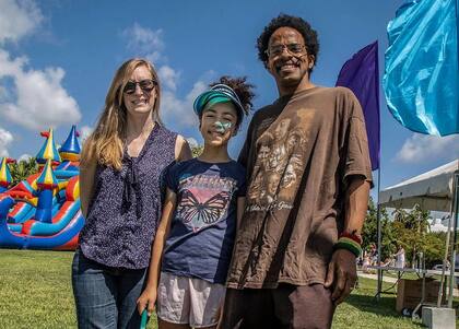 Erin y Rob Collins con su hija Teya, disfrutan del aire libre en la celebración del picnic familiar de Pascua que forma parte del Festival del Orgullo de Miami Beach en Pride Park, el sábado 8 de abril de 2023