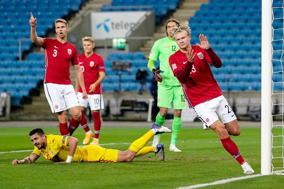 Erling Braut Haaland celebra luego de convertir un gol durante el partido que disputaron Noruega y Rumania por la Liga de las Naciones de la UEFA