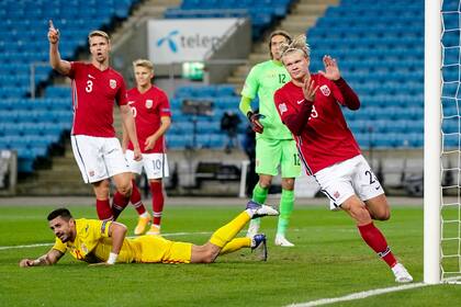 Erling Braut Haaland celebra luego de convertir un gol durante el partido que disputaron Noruega y Rumania por la Liga de las Naciones de la UEFA