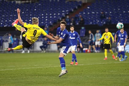 Erling Braut Haaland convierte el gol de tijera durante el partido entre el Schalke 04 y el Borussia Dortmund, por la Bundesliga alemana.