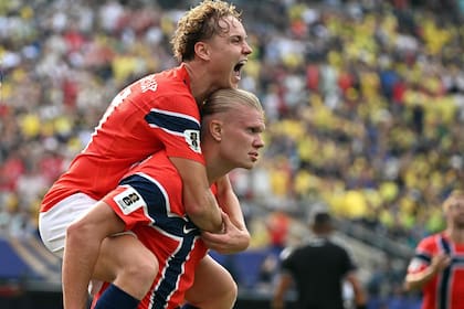 Erling Braut Haaland, el verdugo de Brasil con dos goles; se le cuelga Andreas Schjelderup en la celebración