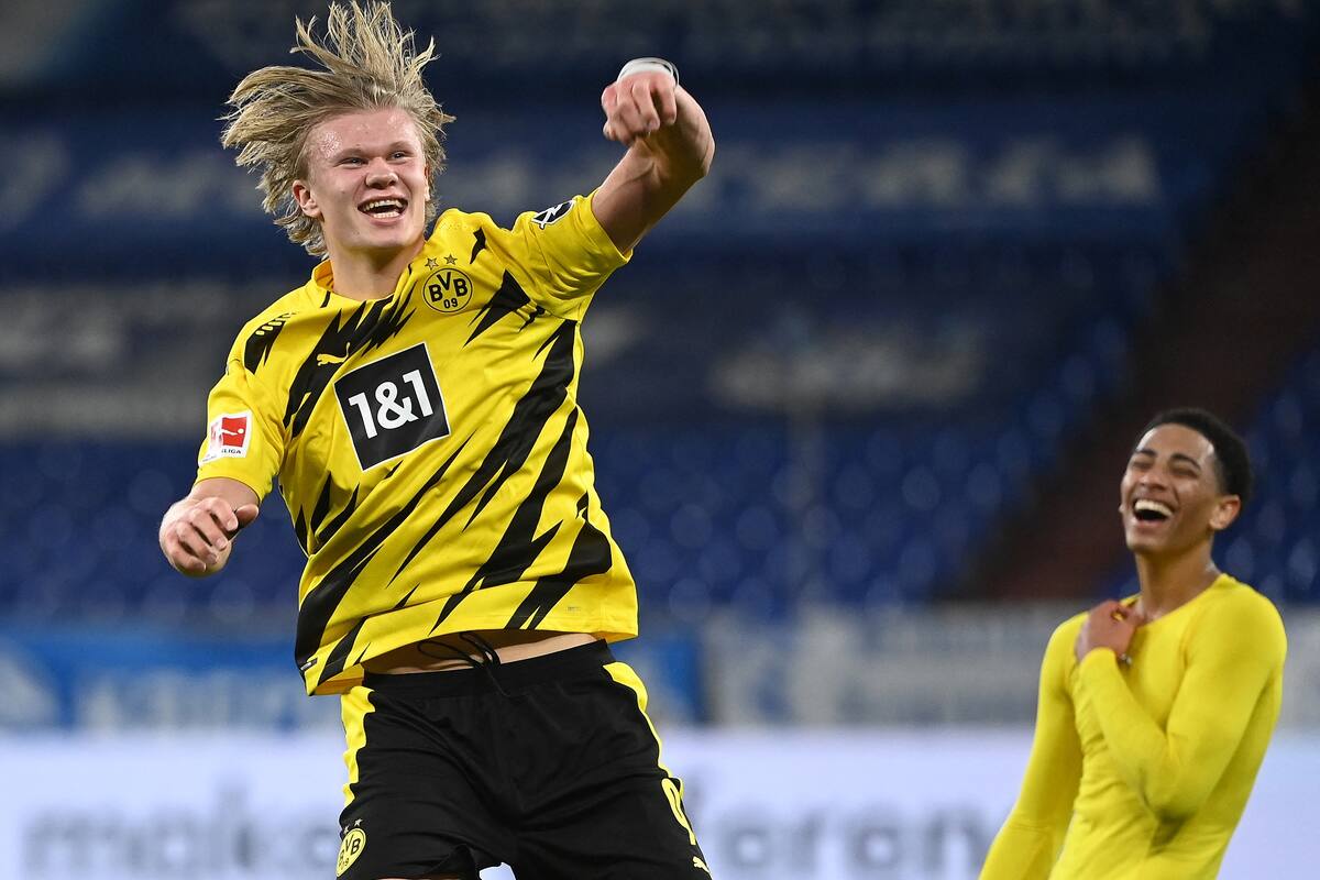 Erling Braut Haaland festeja durante el partido entre el Schalke 04 y el Borussia Dortmund