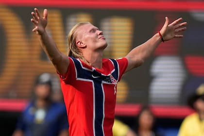 Erling Haaland anotó un doblete para Noruega ante Brasil y su selección avanzó a cuartos de final