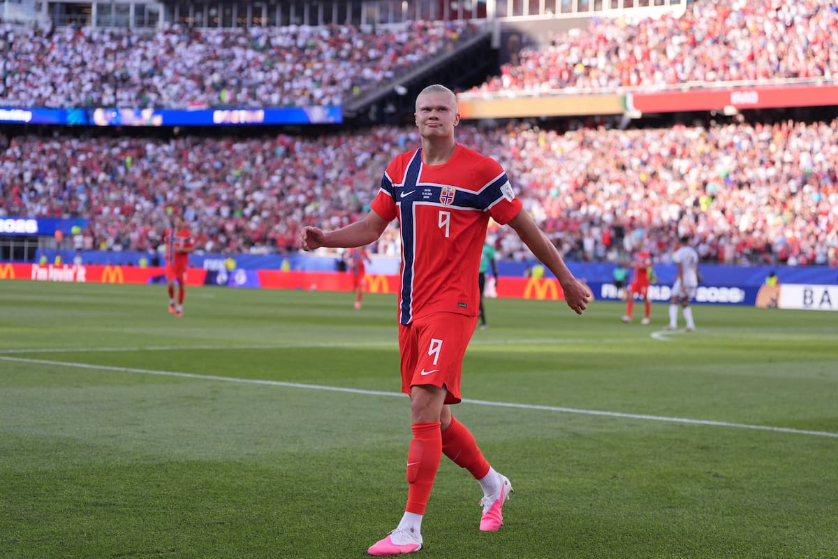 Erling Haaland convirtió dos goles en su debut mundialista frente a Irak; sería titular este lunes ante Senegal