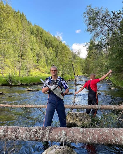 Erling Haaland cortando leña junto a su padre