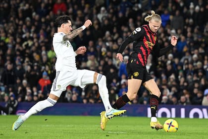 Erling Haaland define ante el arco vacío; fue el segundo gol del City, tras una gran asistencia de Grealish