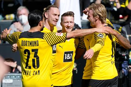 Erling Haaland del Borussia, centro, festeja su gol en partido de la Bundesliga entre Borussia Dortmund y VfL Wolfsburg en Dortmund, Alemania, sábado 16 de abril de 2022. (AP Foto/Martin Meissner)