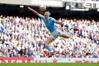 Erling Haaland del Manchester City remata en el encuentro ante el Nottingham Forest en el Estadio Etihad de la Liga Premier el sábado 23 de septiembre del 2023
