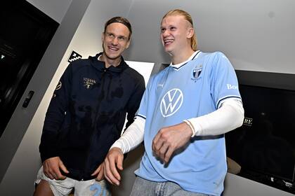 Erling Haaland (derecha), del Manchester City, y Erik Botheim, del Malmo, celebran luego de un partido de fútbol entre el Malmö FF y el IFK Gotemburgo en el Eleda Stadium, en Malmö, Suecia, el lunes 28 de octubre de 2024, mientras que se lleva a cabo la ceremonia del Balón de Oro en París. (Andreas Hillergren/TT News Agency via AP)
