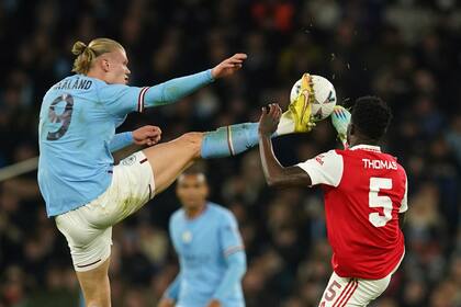 Erling Haaland, el centro delantero del Manchester City, disputa un balón con Thomas Partey, de Arsenal