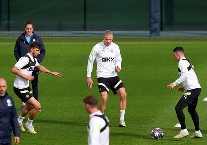 Erling Haaland, el máximo goleador del Manchester City, en el centro de la escena durante el último entrenamiento antes de jugar contra Real Madrid por el pase a la final de la Champions League.