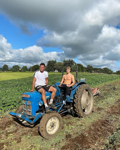 Erling Haaland en un cultivo de papas