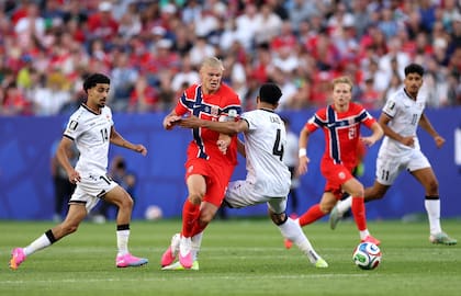 Erling Haaland intenta escapar de la marca de Zaid Tahseen, pero el número 4 de Irak lo bajará y se llevará la única tarjeta amarilla del partido
