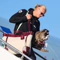 Haaland aterrizó en Noruega y bajó del avión con un mapache disecado