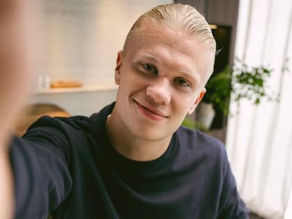 Erling Haaland no solo sorprende por su capacidad goleadora, sino también por su carisma auténtico y relajado