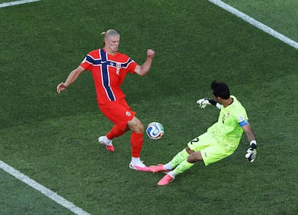 Erling Haaland presionó a un defensor y al arquero Jalal Hassan para marcar su segundo gol en la victoria de Noruega sobre Irak