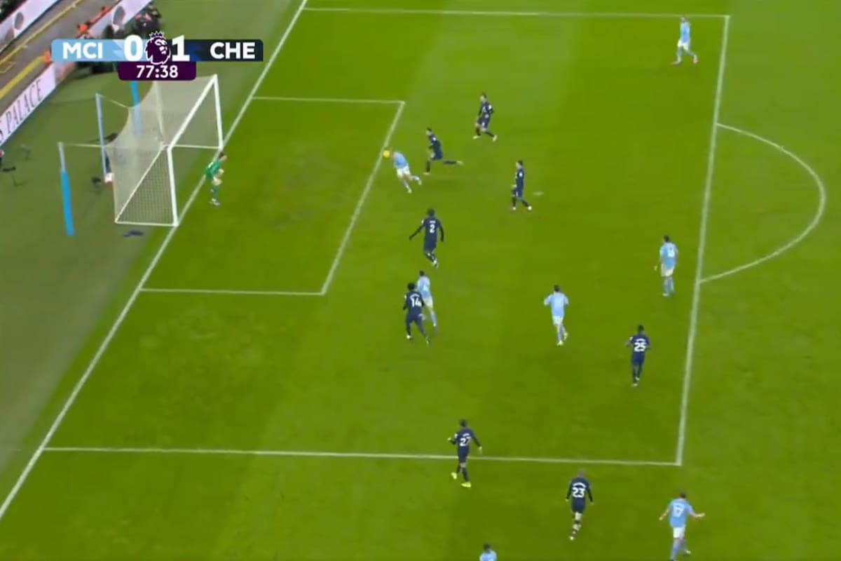 Erling Haaland salta casi al borde del área chica tras un centro de Kevin De Bruyne y su cabezazo se irá por encima del travesaño; el noruego falló dos chances muy claras en el 1-1 entre Manchester City y Chelsea por la Premier League.