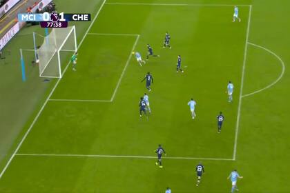 Erling Haaland salta casi al borde del área chica tras un centro de Kevin De Bruyne y su cabezazo se irá por encima del travesaño; el noruego falló dos chances muy claras en el 1-1 entre Manchester City y Chelsea por la Premier League.