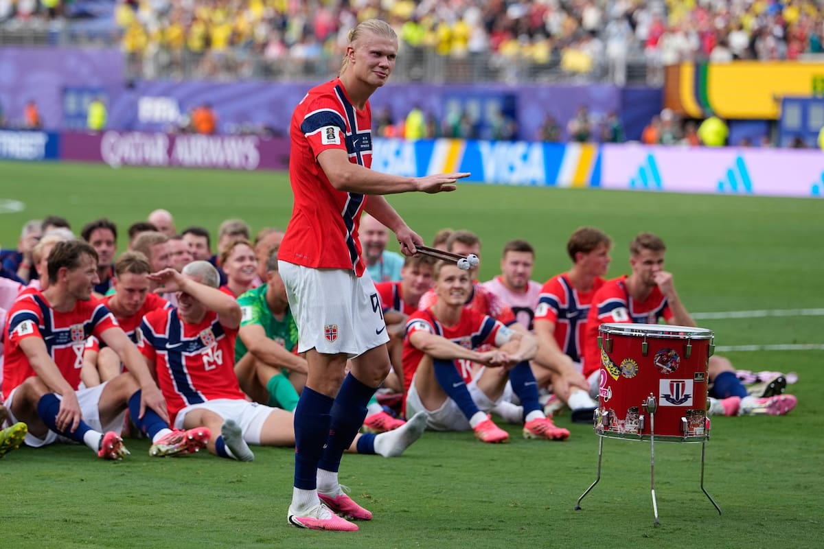 Erling Haaland y un festejo particular de todo Noruega tras eliminar a Brasil, con los bombos y los remos