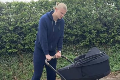 Erling junto a su hijo, a quien decidieron no exponer en redes sociales