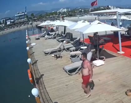Erman contempla el mar y, luego, asoma su cabeza para tratar de calcular la profundidad del agua