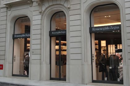 Ermenegildo Zegna está unicada en Av. Alevear 1628