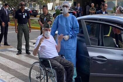 Ernando Piveta, de 99 años, al salir del hospital en Brasilia tras recuperarse del coronavirus