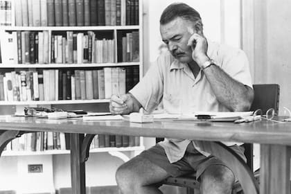 Ernest Hemingway, en un retrato ya de su etapa adulta; sus estudiosos aseguran que el autor escribió prácticamente "en trance" el primer borrador de Fiesta, con apenas 26 años