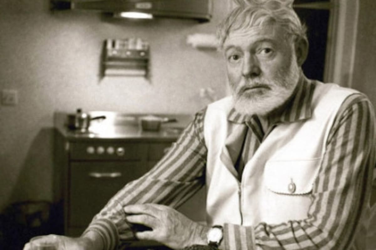 Ernest Hemingway: “Se necesitan dos años para aprender a hablar y 60 para aprender a callar”