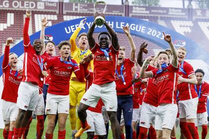 Ernest Poku del AZ Alkmaar alza el trofeo tras la victoria ante Hajduk Split en la final de la Liga de Campeones juvenil, el lunes 24 de abril de 2023, en Ginebra, Suiza. (Salvatore Di Nolfi/Keystone vía AP)