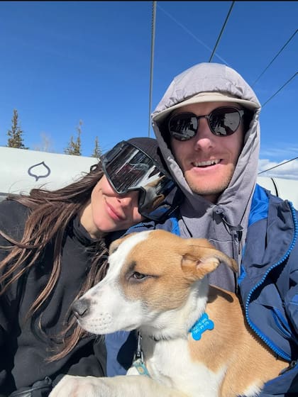 Ernestina Pavlovsky junto a su perro y a su novio en Aspen